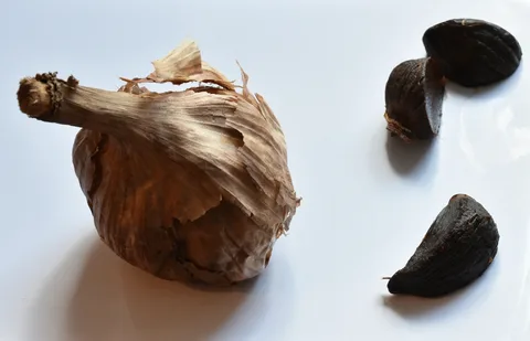 سیر سیاه بسته بندی لوکس مناسب عرضه در فروشگاه های سلامت محور